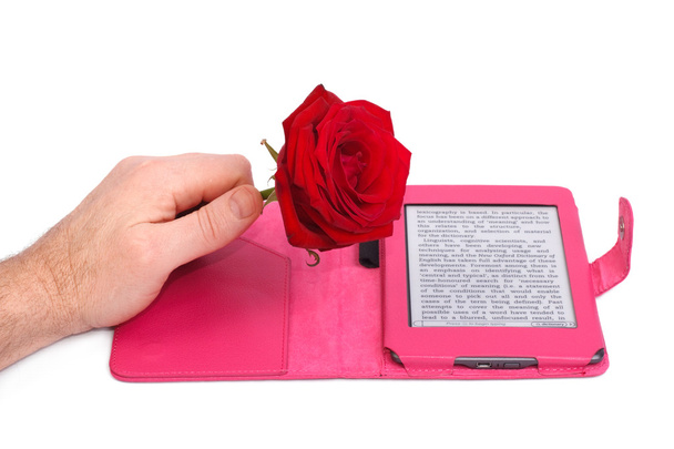Flower in handen van mannen, en e-boek als een geschenk - Foto, afbeelding