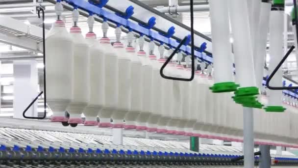 Maszyny i urządzenia w warsztacie do produkcji nici, szczelnie-do góry. wnętrza fabryki przemysłu włókienniczego. Kamera jest nieruchoma - Materiał filmowy, wideo