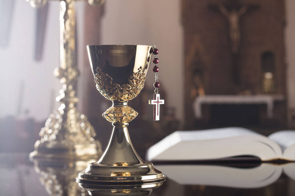 Saint concept de communion. La Croix, la Sainte Bible, le chapelet et le calice d'or
. - Photo, image