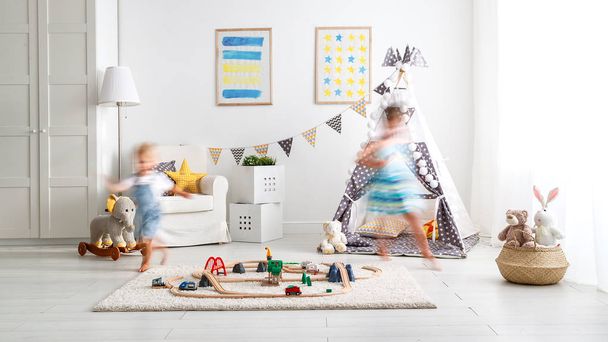 boldog gyermekek, játszik, és fuss haza játszószoba - Fotó, kép
