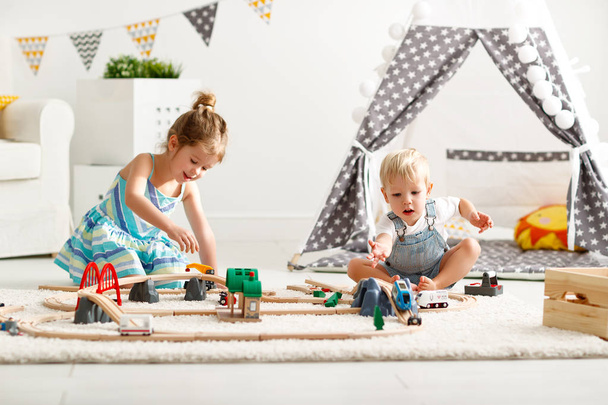 enfants heureux jouant dans les jouets à la maison dans la salle de jeux
 - Photo, image