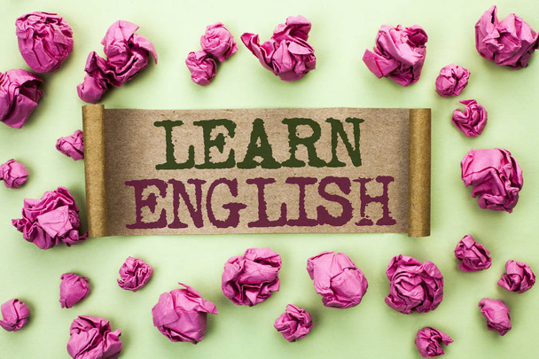 Szöveg írása tanulni angol szó. Üzleti koncepció tanulni egy másik nyelvet tanulni valami idegen kommunikáció írott-ra karton darab a könnyű zöld sima háttér. - Fotó, kép