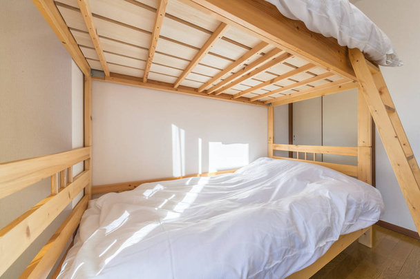 крупним планом об'ємне ліжко в спальні
 - Фото, зображення