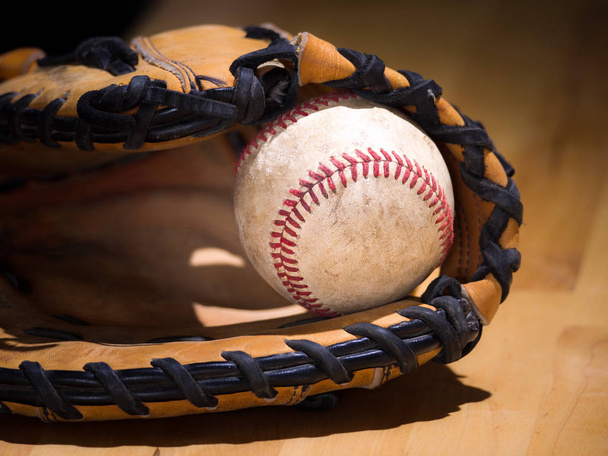 クローズ アップ スポーツ背景風化使用古い画像革野球野球のグローブやミットの複雑な詳述と黒革のひもを示す内部赤紐. - 写真・画像