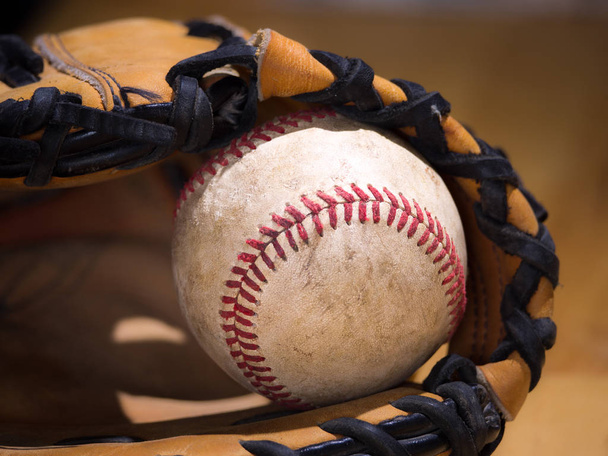 Közelről sport háttér kép, egy régi, használt, viharvert bőr baseball belsejében egy baseball-kesztyű vagy mitt bonyolult részletezve és illesztése fekete bőr, piros fűzővel. - Fotó, kép