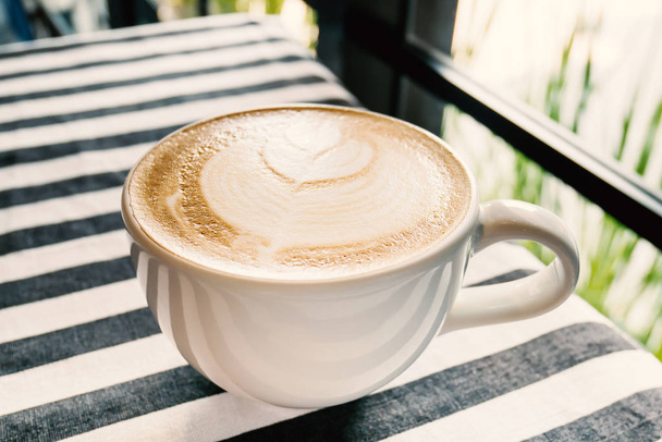 Een kopje latte art klaar voor drankje in de coffeeshop - Foto, afbeelding