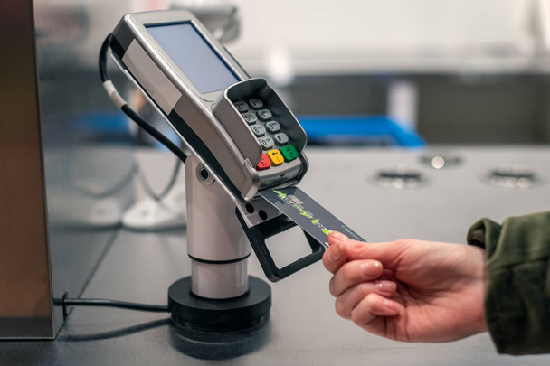 Πληρωμή με πλαστικό chip κάρτα στο γραφείο μετρητά στο κατάστημα - Φωτογραφία, εικόνα