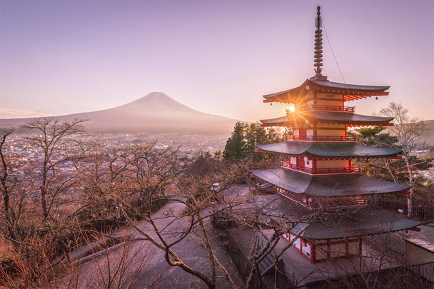 夕日を背景に Chureito 塔と富士山のビュー - 写真・画像