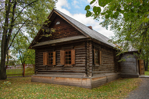 Antigua casa de madera de tronco bien mantenida en el pueblo
 - Foto, Imagen