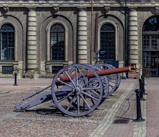 Antiguos cañones a las afueras del Palacio Real de Estocolmo Suecia
 - Foto, imagen