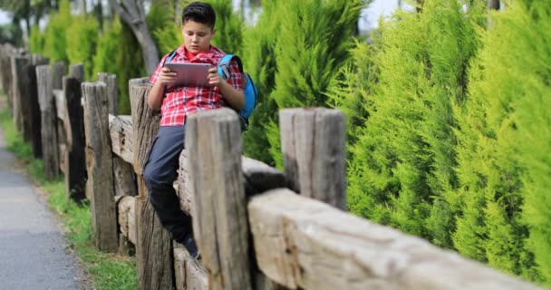 Portré egy kaukázusi tini digitális tabletta számítógép a természetben - Felvétel, videó