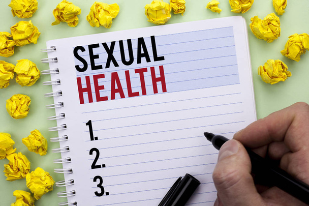 Cinsel Sağlık gösterilen not yazma. STD önleme kullanım koruması sağlıklı alışkanlıkları seks umurumda vitrine iş fotoğraf tarafından adam tutarak Marker defter kitap yazıldı.. - Fotoğraf, Görsel