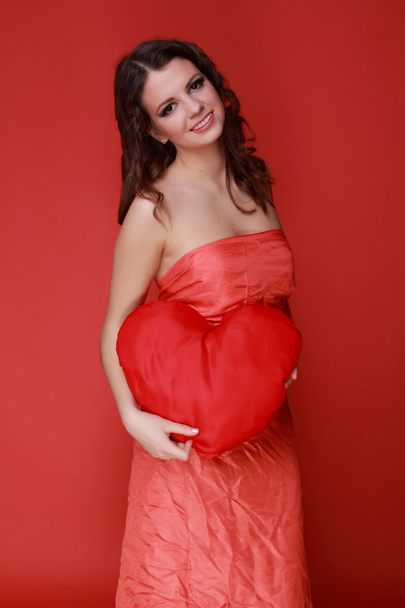 Girl in red dress with symbol of heart - Φωτογραφία, εικόνα