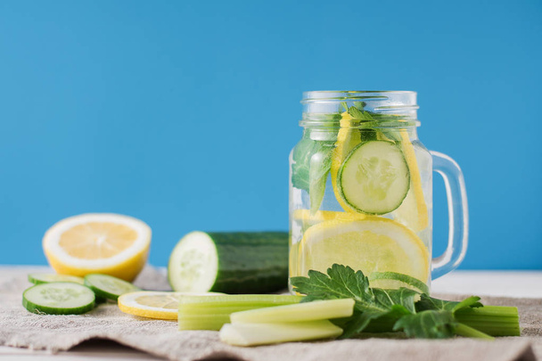 Detoks içecek salatalık ve limon ile - Fotoğraf, Görsel
