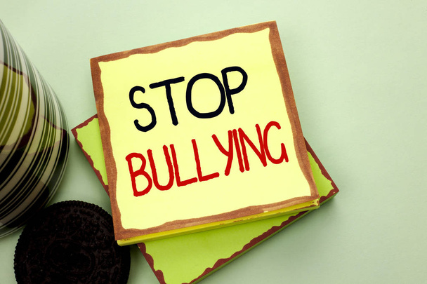 Pisanie, Wyświetlono Stop Bullying pojęciowy ręcznie. Biznes zdjęcie prezentujący nie kontynuować nadużycia molestowanie agresja atak straszenia napisane na Przyklejony papier firmowy na tle zwykłego Cup. - Zdjęcie, obraz