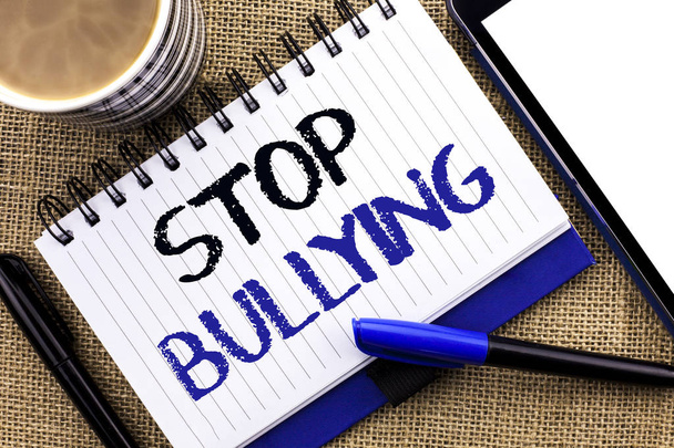 Znak tekstowy Wyświetlono Stop Bullying. Koncepcyjne zdjęcie nie kontynuować nadużycia molestowanie agresja atak straszenia napisane na Notebook książki na tle juty filiżanki kawy tabletu i pióra obok niego - Zdjęcie, obraz