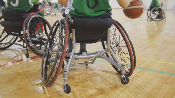 Behindertensportler spielt Rollstuhlbasketball - Foto, Bild