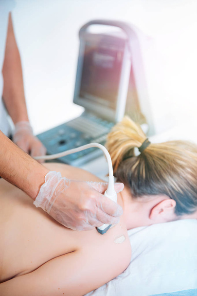 Doktor vedení ultrazvukové vyšetření od sonog koleno pacienta - Fotografie, Obrázek