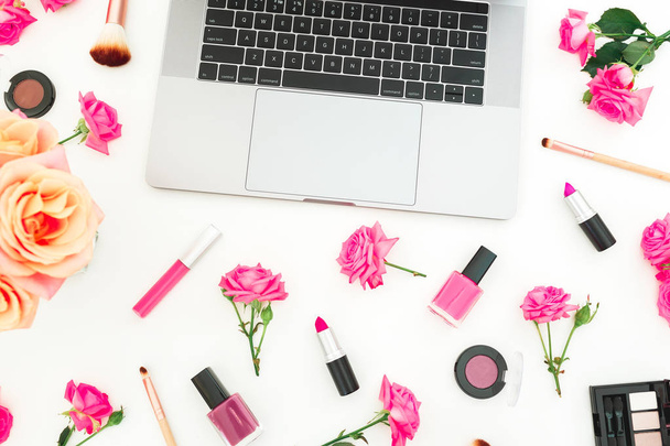 Laptop, cosméticos, rosas flores y accesorios sobre fondo blanco. Acostado. Vista superior. Concepto de oficina freelancer
 - Foto, imagen