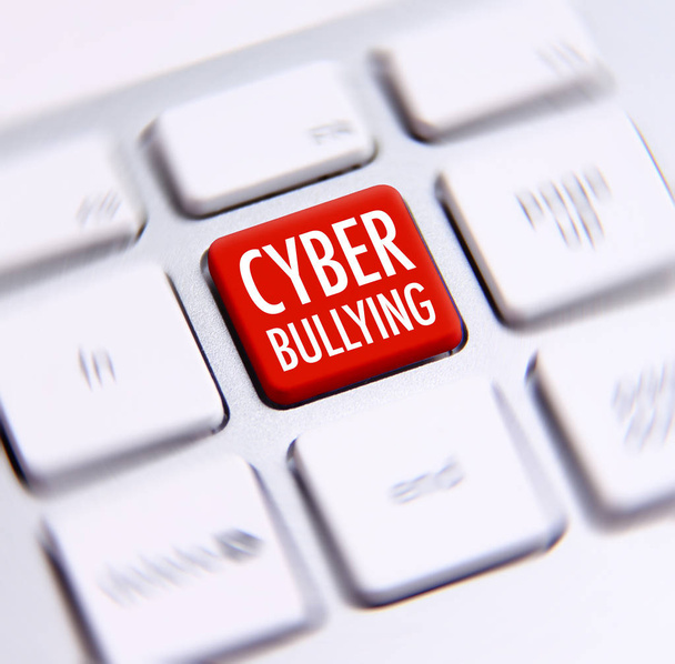 Cyber bullying słowa napisane na klawiaturze - Zdjęcie, obraz