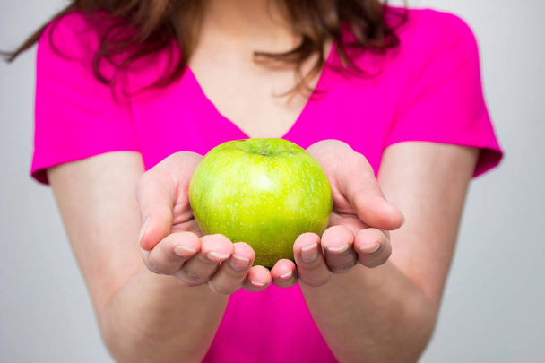 Donna in camicia rosa, giovane donna con mela. non isolato
 - Foto, immagini