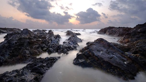 Bella alba sulla spiaggia rocciosa tropicale. Immagine a lunga esposizione
. - Foto, immagini