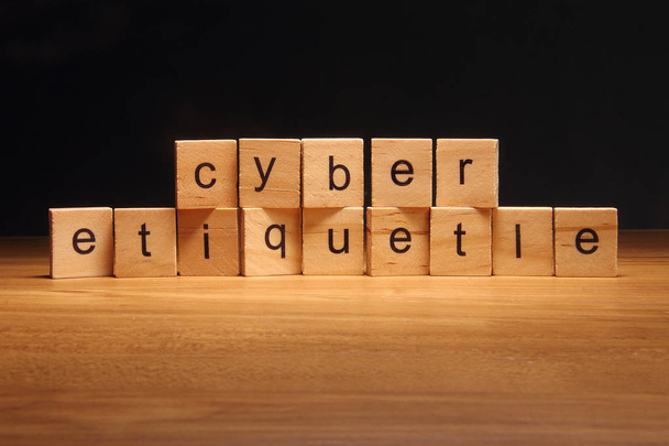 Palabras de etiqueta cibernética escritas en cubo de madera
 - Foto, Imagen