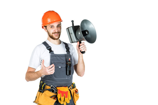 Een man bouwer zegt door een megafoon. geïsoleerd op witte achtergrond. - Foto, afbeelding
