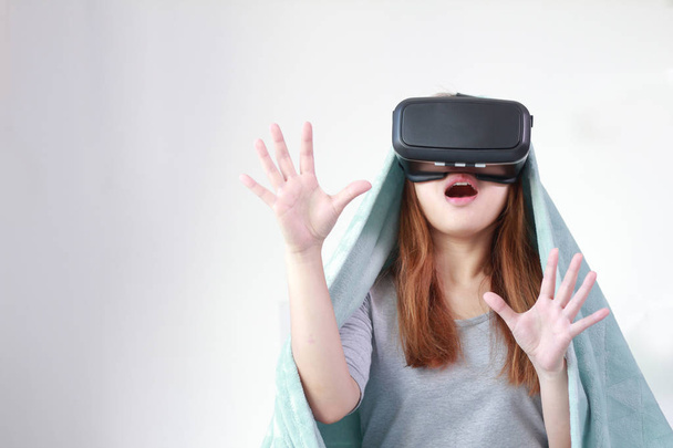 Mujer joven con gafas de realidad virtual en casa
. - Foto, imagen