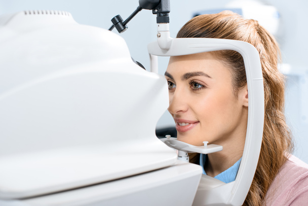 jovem mulher no consultório oftalmologista examinando visão
 - Foto, Imagem