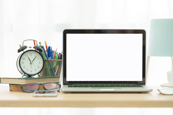 Mockup afbeelding van laptop met leeg wit scherm. - Foto, afbeelding