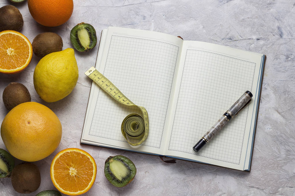 Щоденник для записів, перо, вимірювальна стрічка і органічних фруктів на l - Фото, зображення