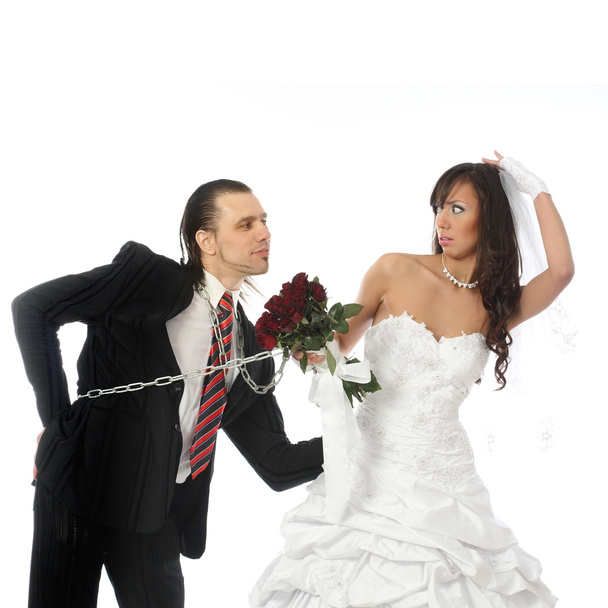 nevěsta a ženich jsou svázány s řetězem - Fotografie, Obrázek