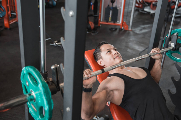 Muscular bodybuilder bench press workout with smith machine - Zdjęcie, obraz
