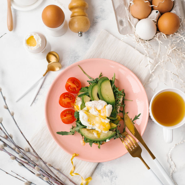 背景にナイフ、フォーク、スプーン、卵と柳の枝でピンク板に野菜サラダのお祝い食糧構成 - 写真・画像
