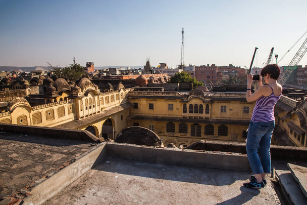 Ein Mädchen fotografiert die Altstadt mit dem Smartphone - Foto, Bild