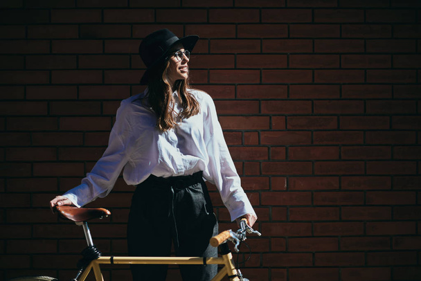 Portrait of beautiful brunette on her fixie bicycle. - Foto, Bild