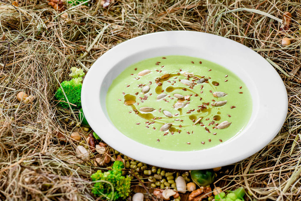 Soupe à la crème verte dans une assiette blanche
 - Photo, image