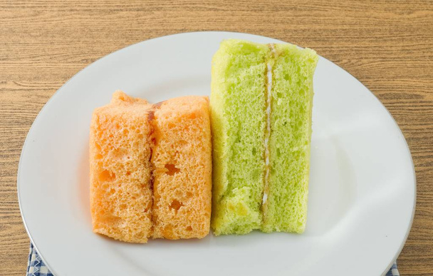 パンダンとオレンジのシフォン ケーキのプレート - 写真・画像