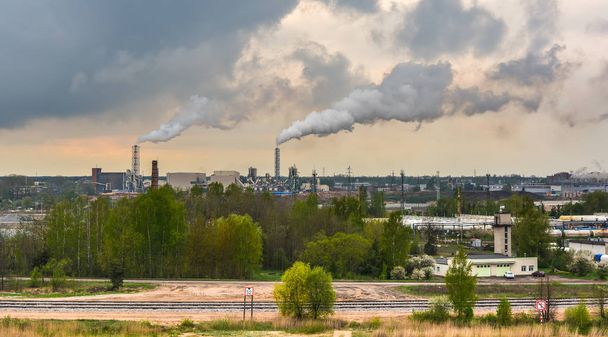 Промышленный пейзаж с дымящимися трубами. Загрязнение воздуха
 - Фото, изображение