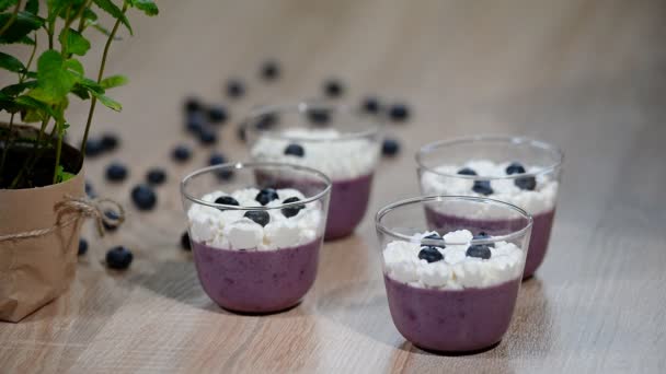 Díszíteni a blueberry Panna cotta egy pohár - Felvétel, videó