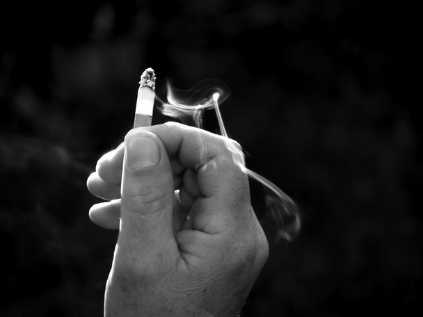 ruka s cigaretou - Fotografie, Obrázek