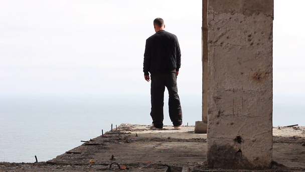 Um homem numa obra abandonada. Um homem vai para a beira de um edifício alto
 - Filmagem, Vídeo