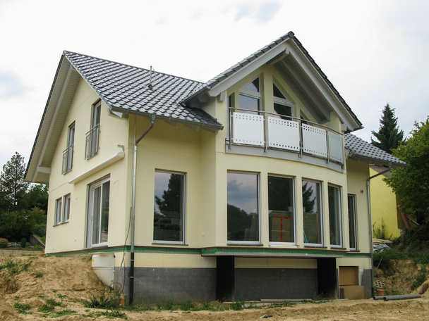 Maison unifamiliale moderne avec façade en verre
 - Photo, image