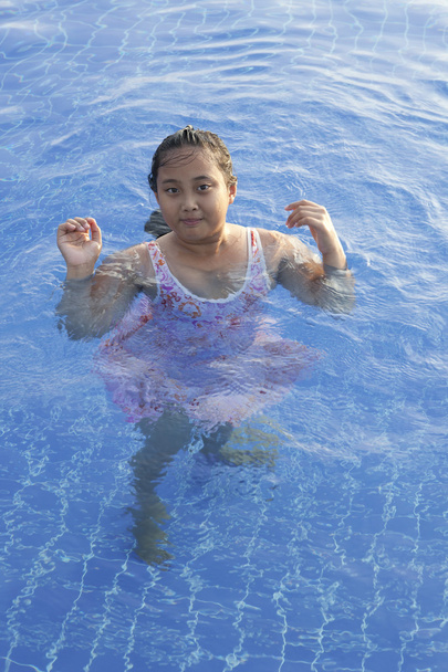 Ázsiai lány kék vizű medence - Fotó, kép