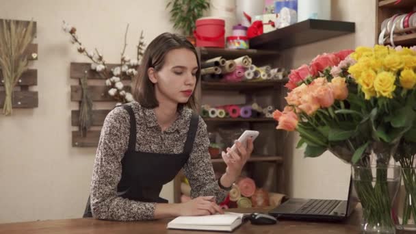 Fiatal női eladó egy virágbolt - Felvétel, videó