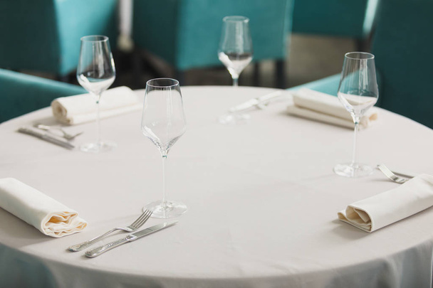Empty glasses set in restaurant. Beautiful table set - Fotoğraf, Görsel