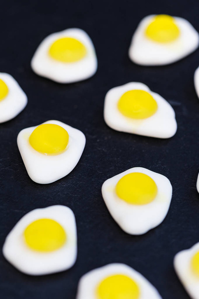 Tatlılar tatlı koyu arka plan üzerinde kızarmış yumurta şeker - Fotoğraf, Görsel