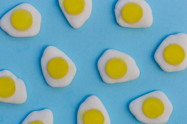 Ovos fritos doces sobrecarga sobre fundo azul brilhante
  - Foto, Imagem