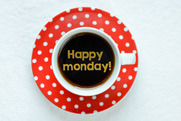 Крупный план чашки кофе с текстом Счастливый понедельник внутри
 - Фото, изображение